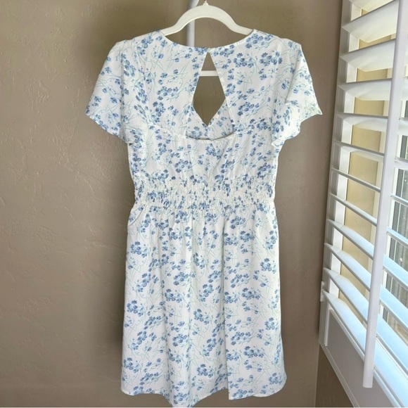 NWOT: Floral Flutter Sleeve Mini Dress Size Small Blue and White - Picture 4 of 8